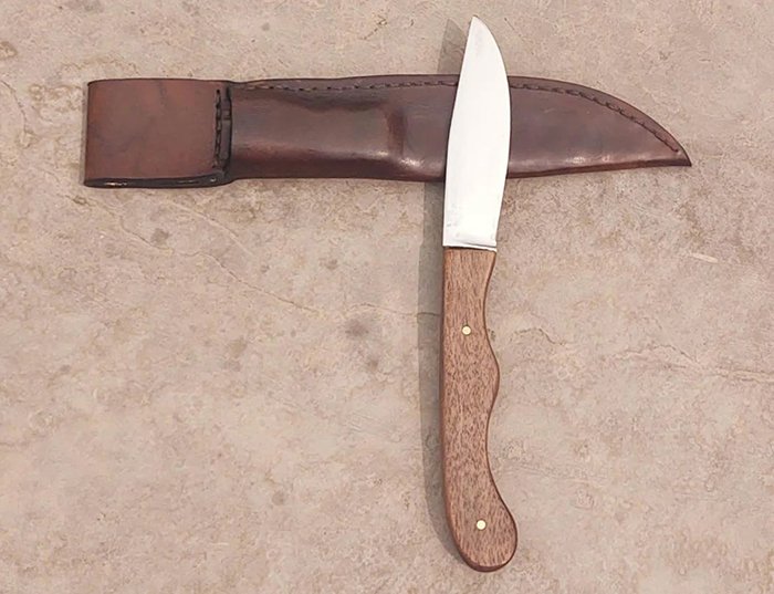 нож с рукоятью из древесины макоре и ножнами