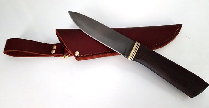 нож с рукоятью из термообработанной древесины ясеня