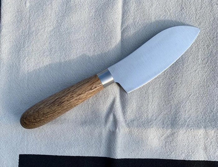 столовый нож с рукоятью из древесины тика