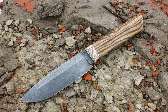нож с рукоятью из древесины бокоте