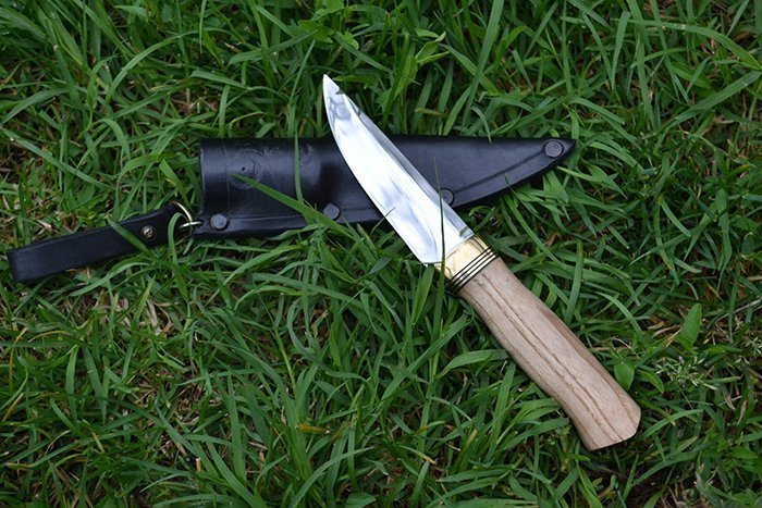 охотничий нож с рукоятью из древесины ясеня