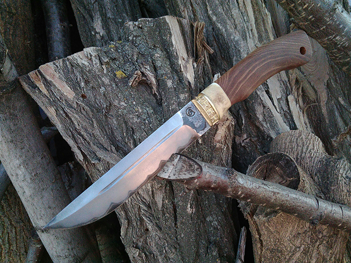 нож с рукоятью из стабилизированной торцевой древесины карагача
