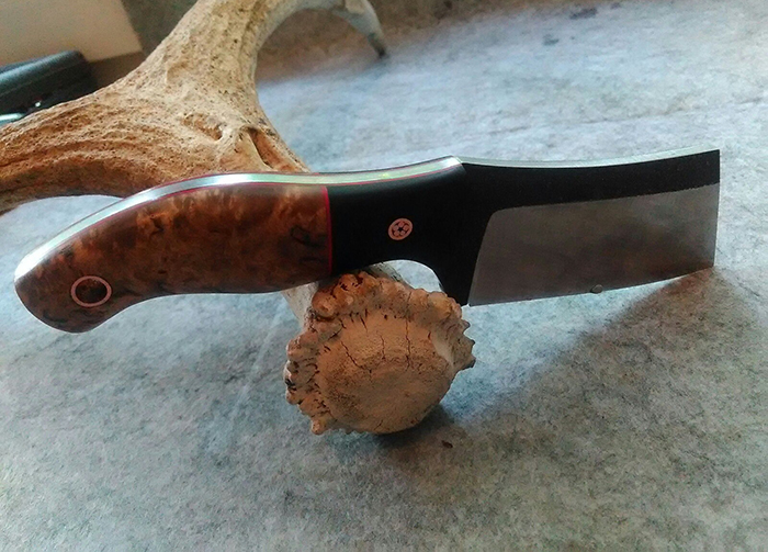 нож с рукоятью из древесины карельской березы