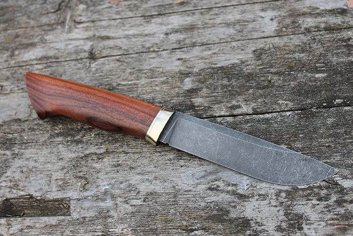 нож с рукоятью из древесины палисандра сантоса