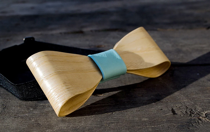 галстук-бабочка из шпона древесины ясеня