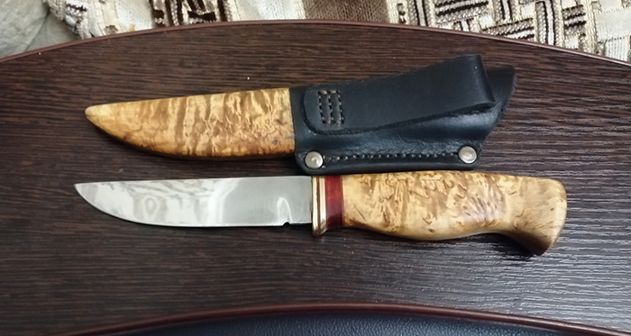 нож с рукоятью и ножнами из древесины карельской березы