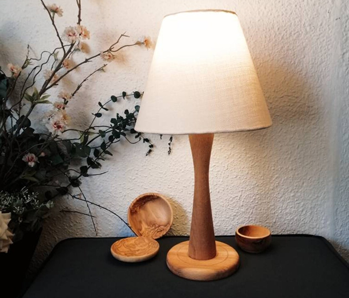 настольная лампа из древесины липы