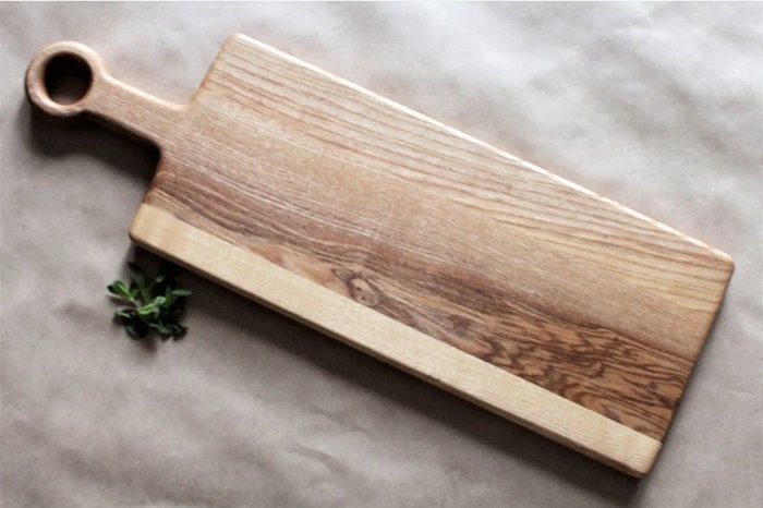 прямоугольная разделочная доска из древесины ясеня с ручкой