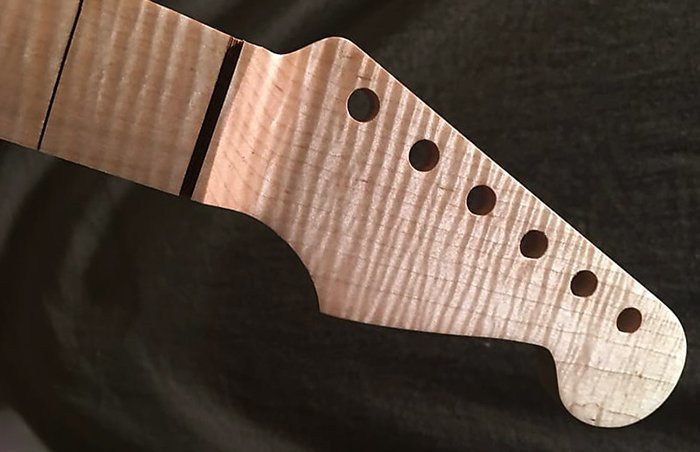 гриф гитары из древесины волнистого клена