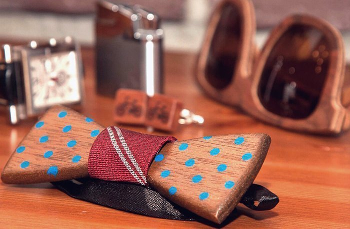 галстук-бабочка и очки из древесины