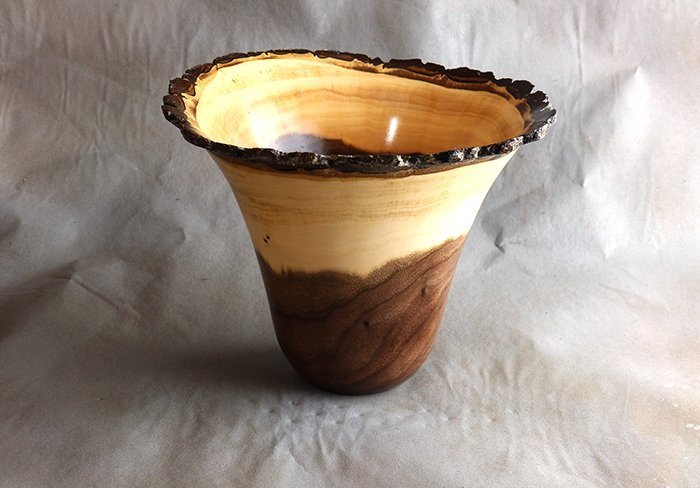 чаша из поперечного бруска древесины кавказского грецкого ореха