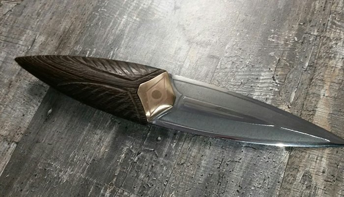 нож с клинком из стальной поковки