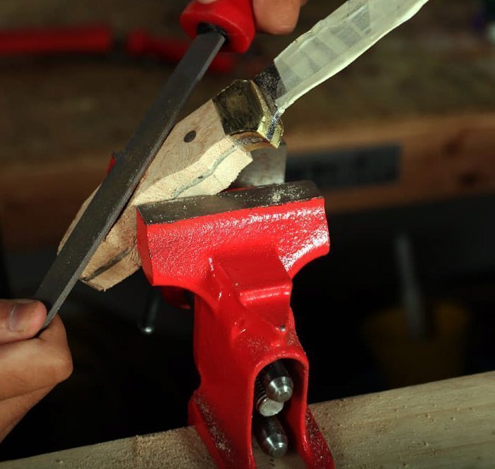 обработка рукояти ножа напильником