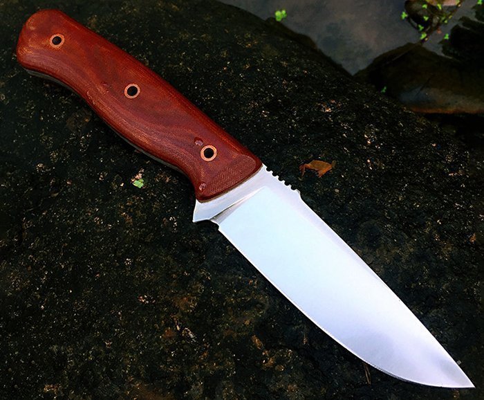 нож с рукоятью из красного текстолита