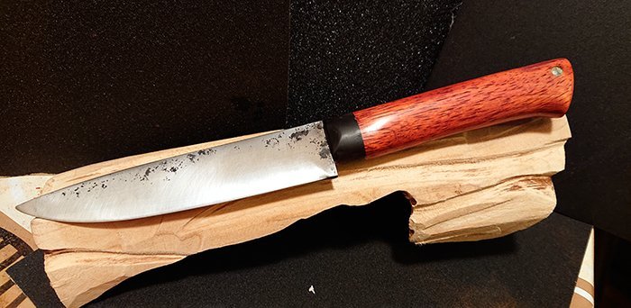 нож с рукоятью, покрытой карнаубским воском