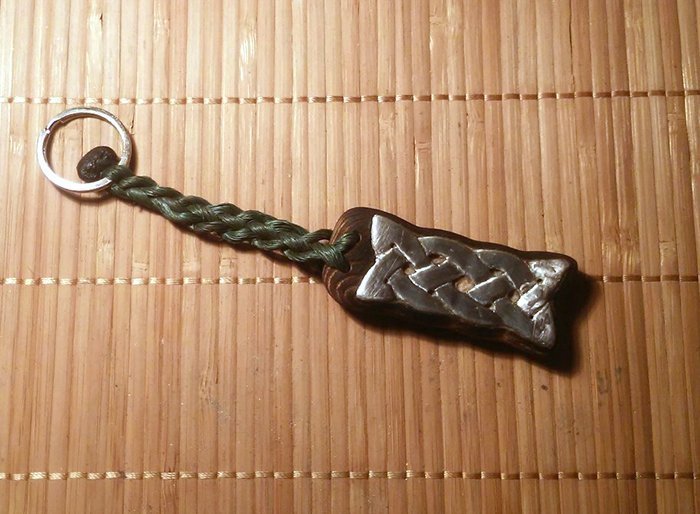 брелок для ключей из древесины и алюминия