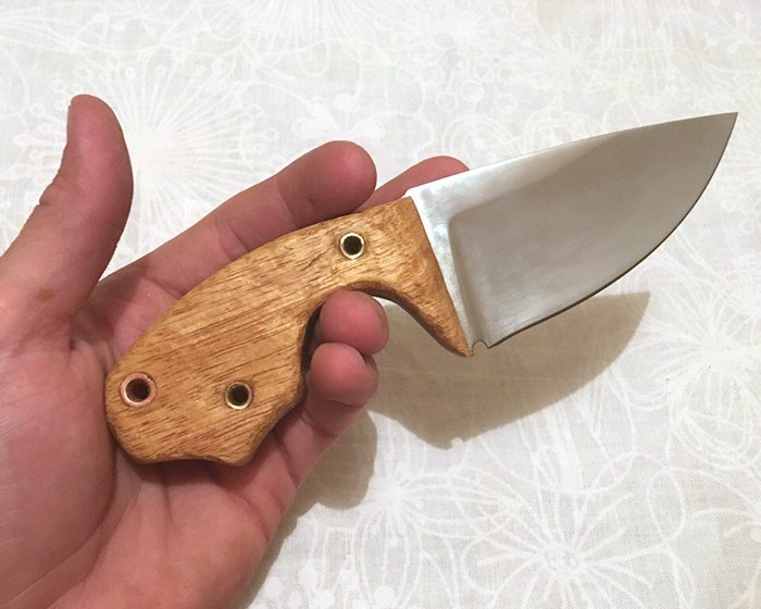 нож с накладной рукоятью с крепежами из медных трубок