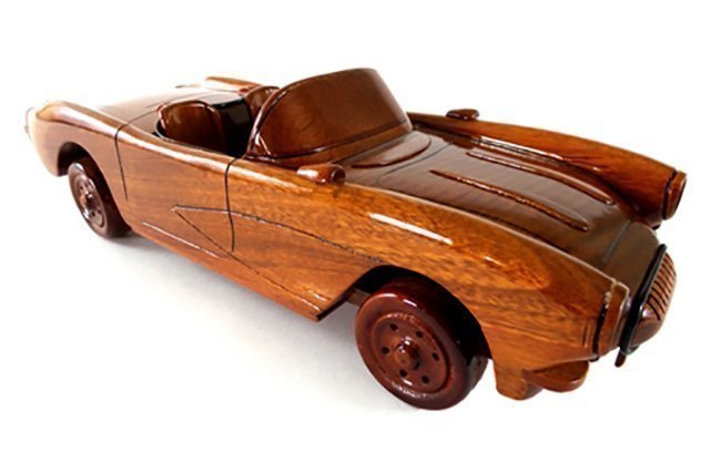 модель автомобиля из натуральной древесины
