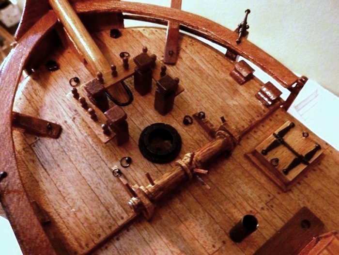 лакированная деревянная модель корабля