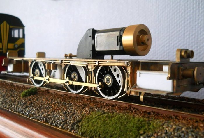 подвижная металлическая модель поезда