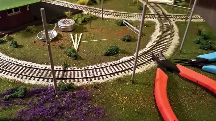 детали миниатюрной модели железной дороги