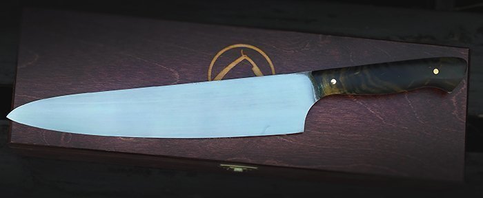 кухонный нож с рукоятью из стабилизированного дерева