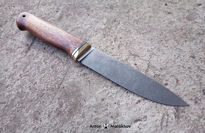 нож с рукоятью из древесины американского ореха