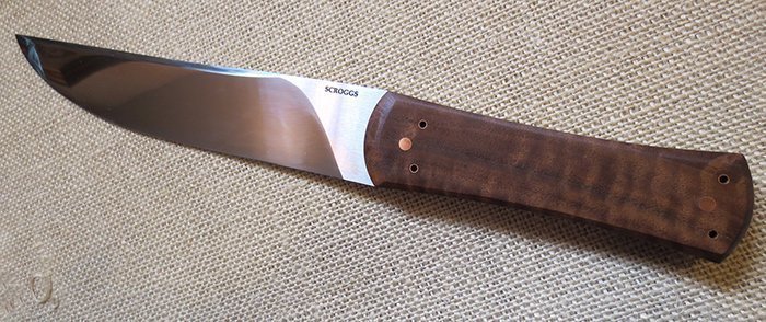 нож с рукоятью из американского ореха