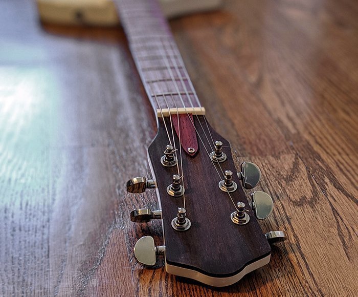 гитара с головкой грифа из древесины каталокса