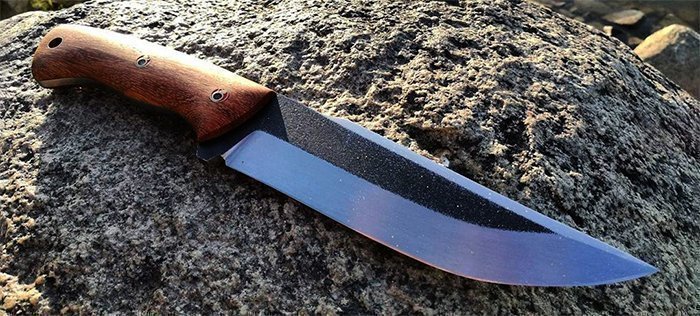 нож с рукоятью из древесины афзелии пахилобы