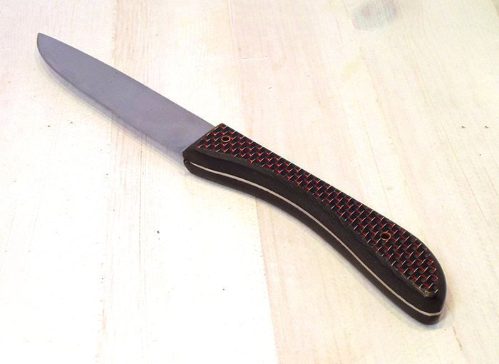 нож с рукоятью из карбона с красной нитью