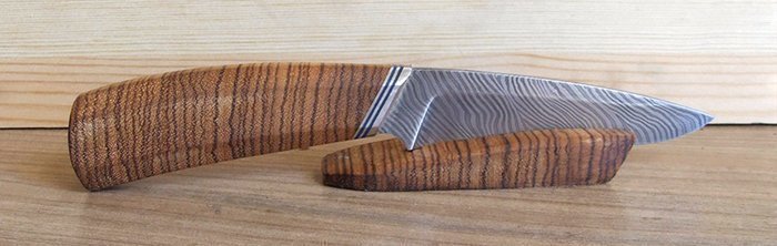 нож с клинком из дамасской стали и древесиной зебрано на рукояти