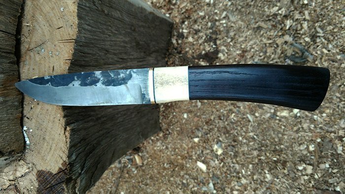 нож с рукоятью из древесины термоясеня