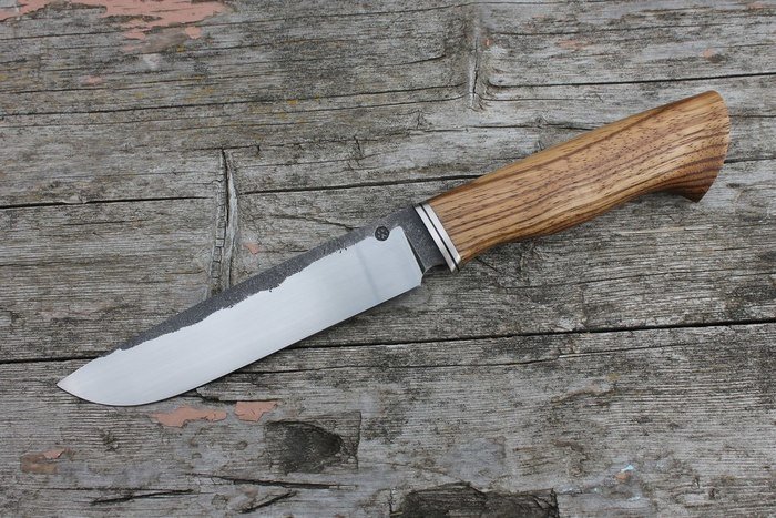 Нож с рукоятью из древесины зебрано