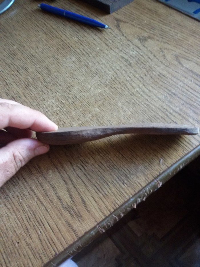 Деревянная ложка с сформированным хлебалом в профиль