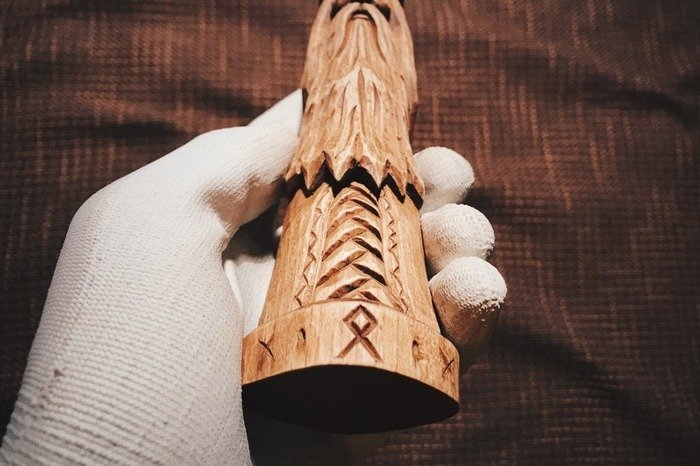 Обработка резной деревянной фигуры восковой мастикой