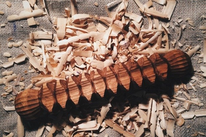 Пропитанное морилкой деревянное изделие