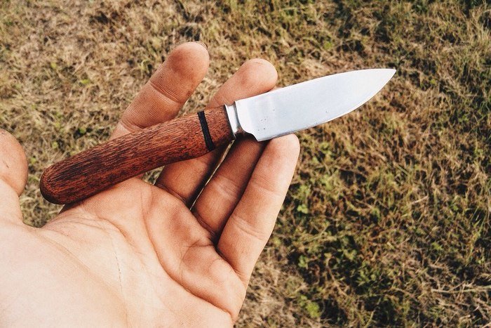 Небольшой нож с деревянной рукоятью