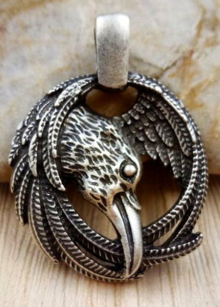 Образец кулона с фигурой ворона