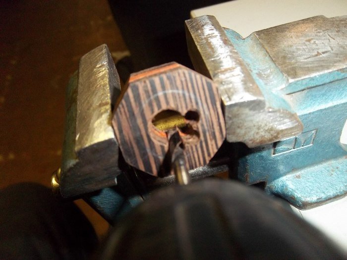 Просверливание отверстий в деревянном заготовке с помощью сверла