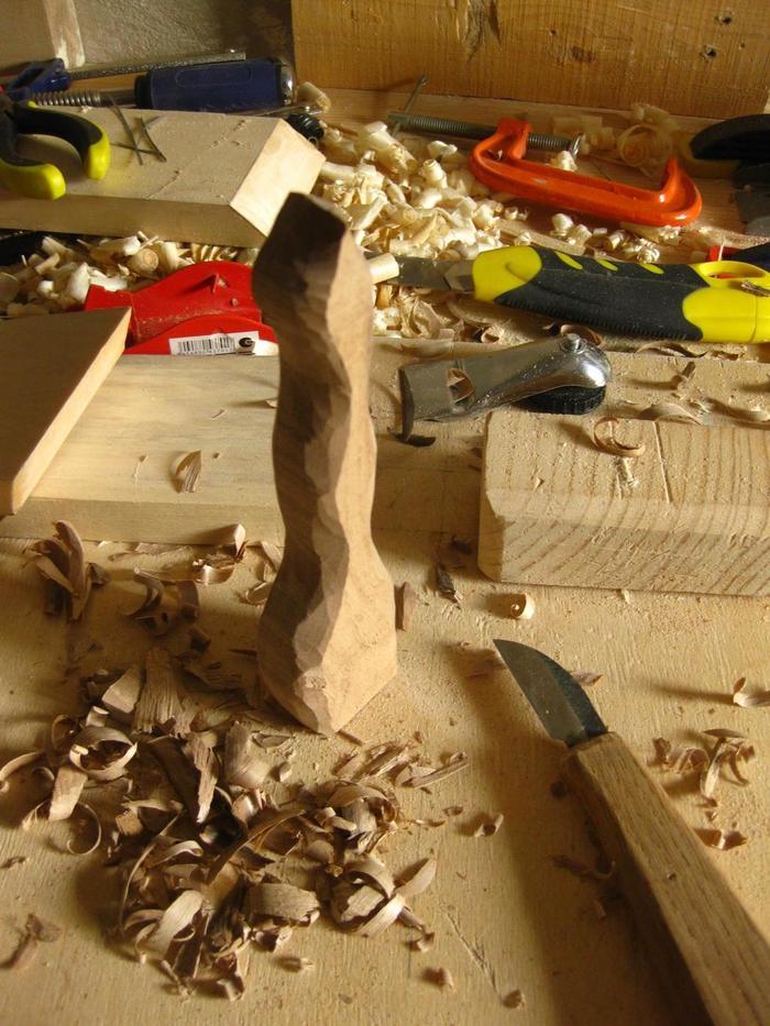 Грубо вырезанная деревянная ложка