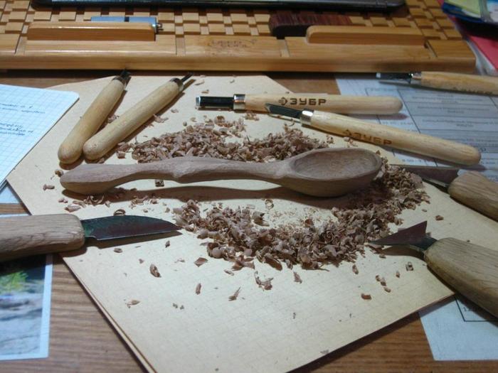 Грубо вырезанная деревянная ложка из ореха