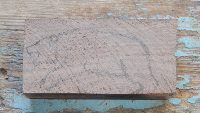 Нанесение эскиза на деревянную заготовку ореха