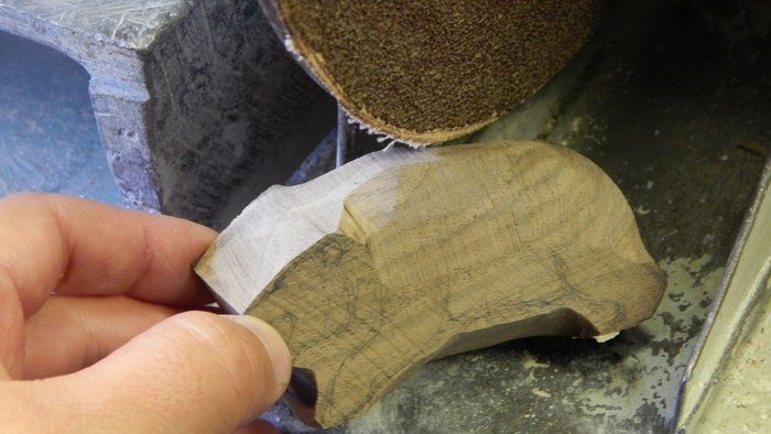 Сошлифовка лишнего материала на деревянной заготовке