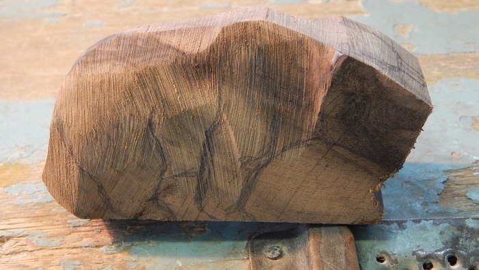 Разметка эскиза на деревянном бруске для резьбы
