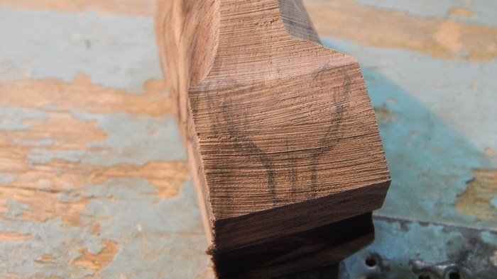 Рисование эскиза для резьбы на деревянном бруске