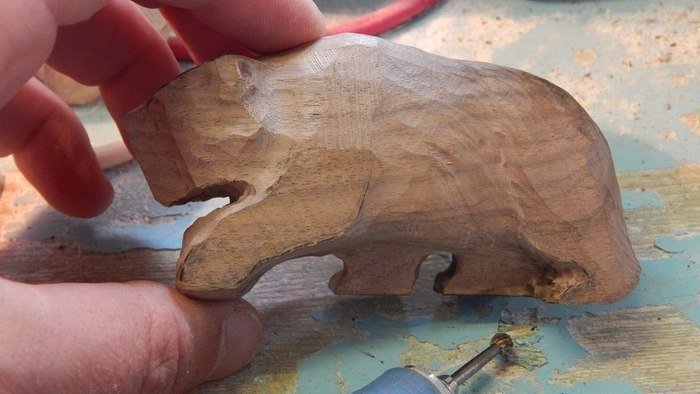 Резьба деревянной фигуры медведя из древесины грецкого ореха