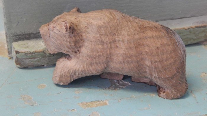 Резьба фигуры медведя из древесины грецкого ореха