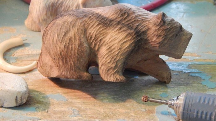 Резьба фигуры медведя из древесины кавказского грецкого ореха