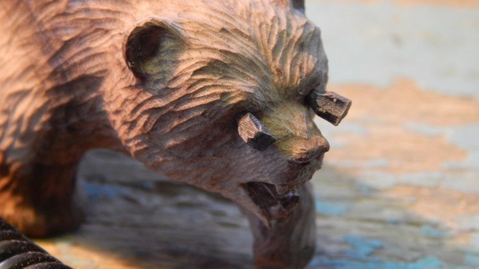 Проработка глаз деревянной фигуры медведя